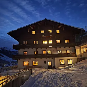 In-ski Out - Gaestehaeuser - Wallegghof Christianhof Hostel